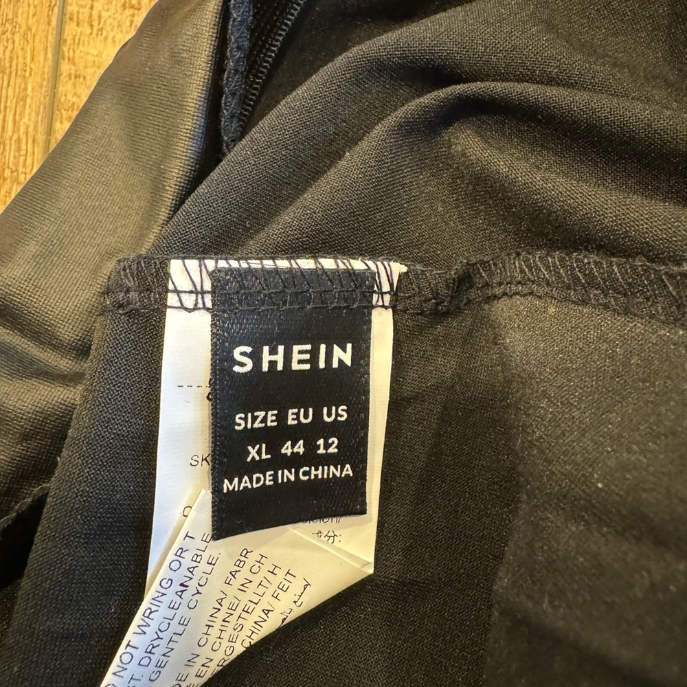 Women’s Black Pleather Capri Cropped Pants Size XL - SHEIN Brand - Picture 3 of 4